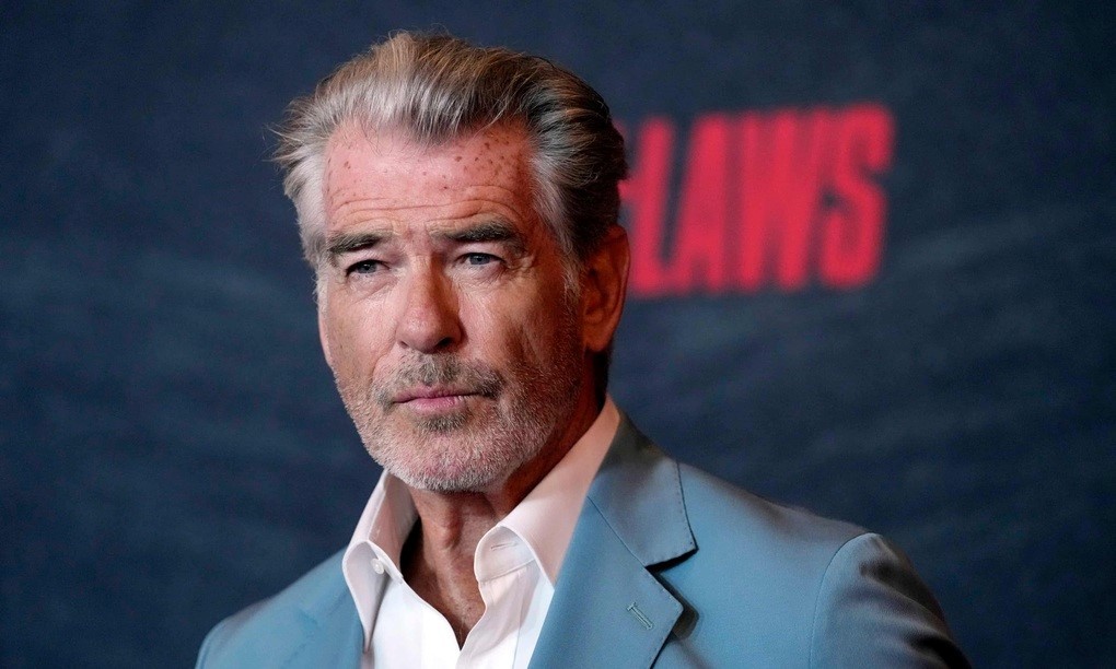 Tài tử Pierce Brosnan đã đi tham quan vùng cấm của công viên quốc gia Yellowstone