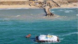 Tình hình ở Dải Gaza: Người dân lần đầu nhận viện trợ bằng đường biển, không kích làm thiệt mạng 36 người trong một gia đình