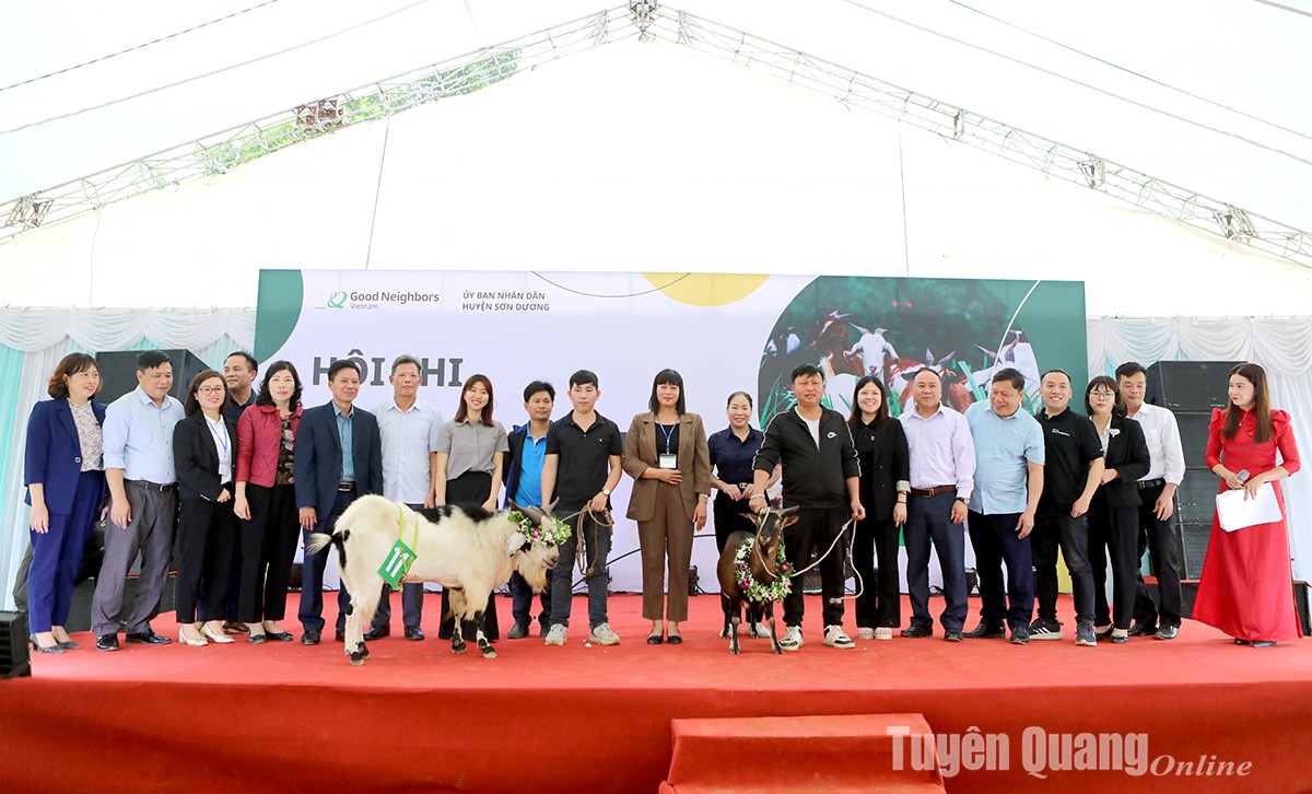 Ban tổ chức trao giải cho các đội đoạt giải nhất dê đẹp. (Nguồn: Báo Tuyên Quang). Ban tổ chức trao giải cho các đội đoạt giải nhất dê đẹp. (Nguồn: Báo Tuyên Quang).