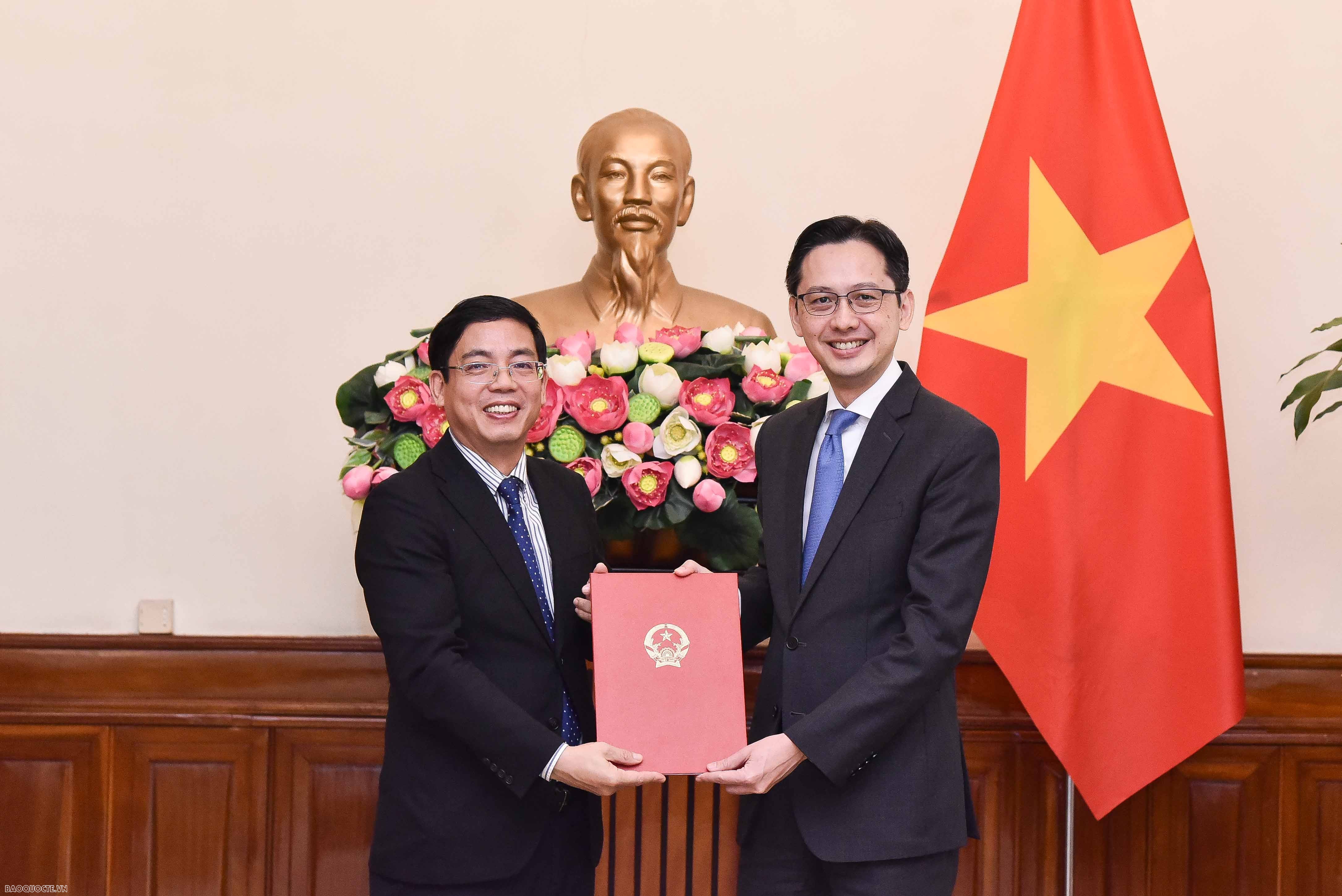 Uỷ viên Ban Thường vụ Đảng uỷ Bộ, Thứ trưởng Đỗ Hùng Việt đã trao quyết định phán công, điều động cán bộ