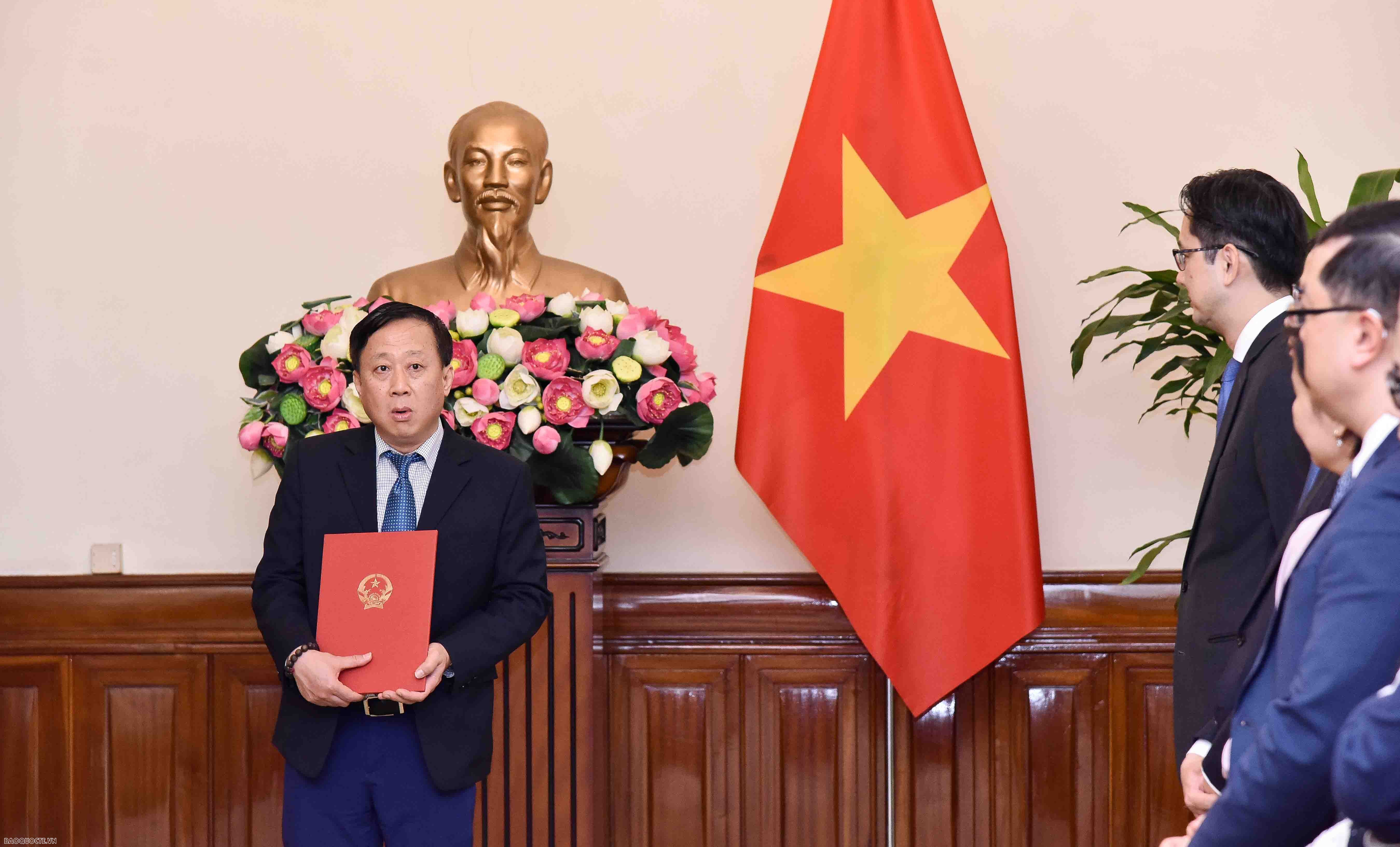 Uỷ viên Ban Thường vụ Đảng uỷ Bộ, Thứ trưởng Đỗ Hùng Việt đã trao quyết định phán công, điều động cán bộ