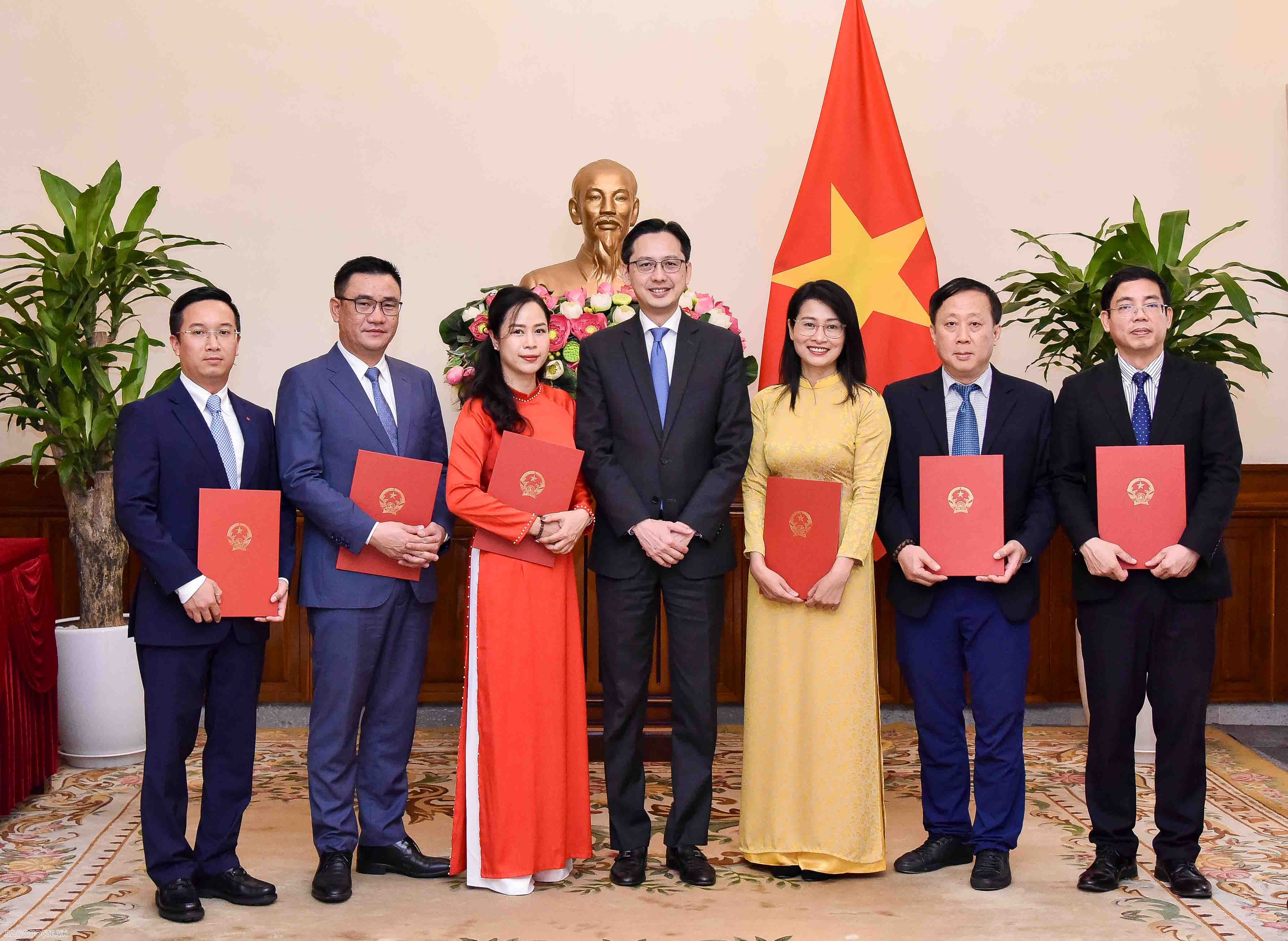 Uỷ viên Ban Thường vụ Đảng uỷ Bộ, Thứ trưởng Đỗ Hùng Việt đã trao quyết định phán công, điều động cán bộ