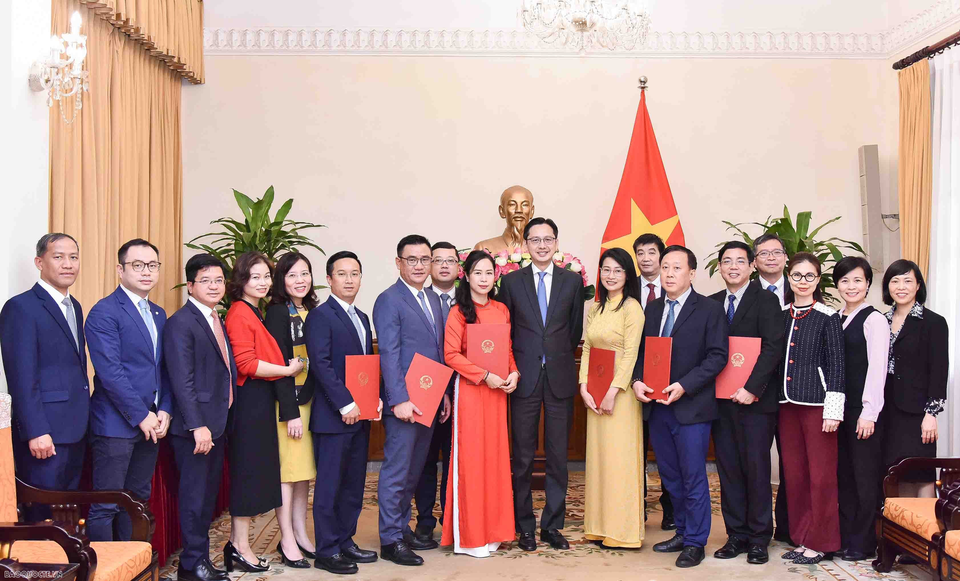 Uỷ viên Ban Thường vụ Đảng uỷ Bộ, Thứ trưởng Đỗ Hùng Việt đã trao quyết định phán công, điều động cán bộ