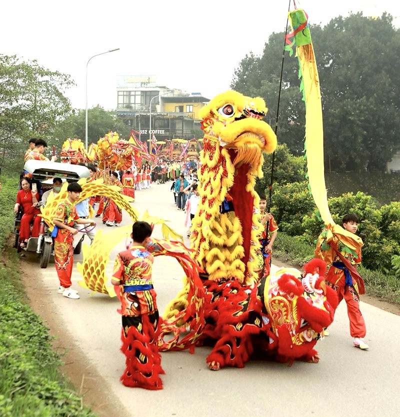 Đoàn múa lân sư rồng của địa phương.