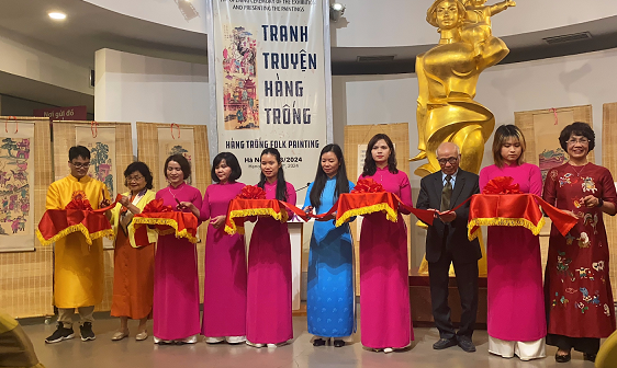 Họa sĩ Phan Ngọc Khuê trao tặng bộ tranh truyện Hàng Trống hàng trăm năm tuổi cho Bảo tàng Phụ nữ Việt Nam Họa sĩ Phan Ngọc Khuê trao tặng bộ tranh truyện Hàng Trống hàng trăm năm tuổi cho Bảo tàng Phụ nữ Việt Nam