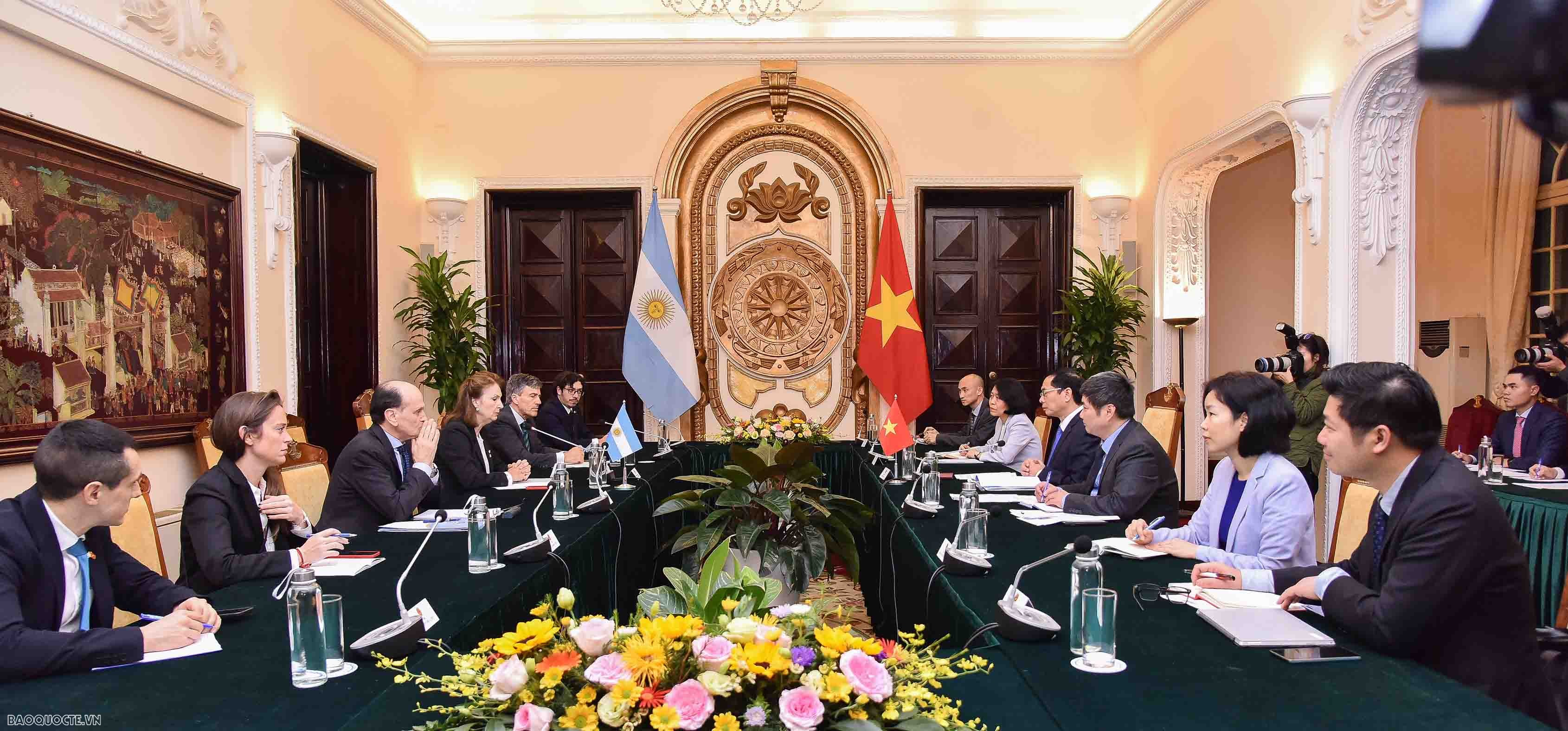 Bộ trưởng Ngoại giao Bùi Thanh Sơn hội đàm với Bộ trưởng Ngoại giao Argentina Bộ trưởng Ngoại giao Bùi Thanh Sơn hội đàm với Bộ trưởng Ngoại giao Argentina
