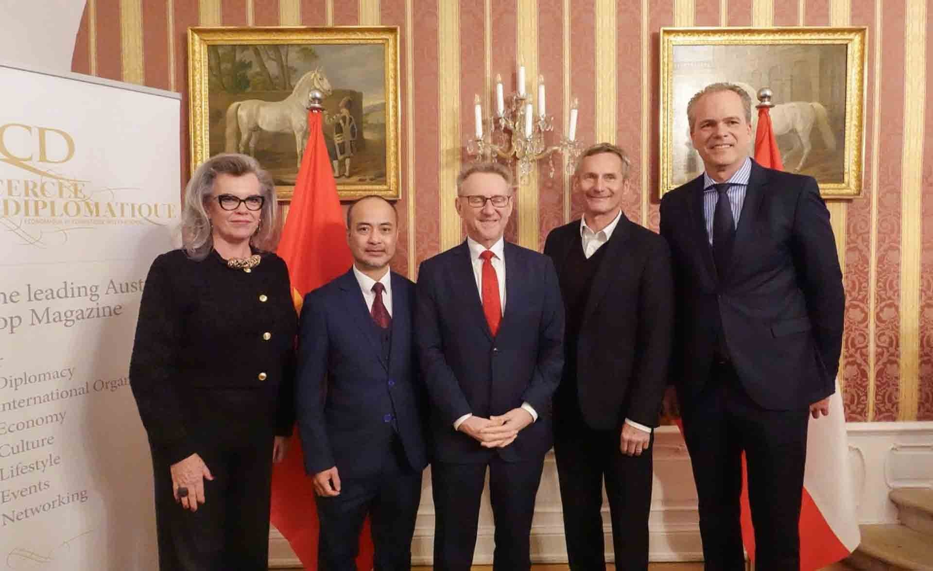 Đại sứ Nguyễn Trung Kiên và các vị khách.