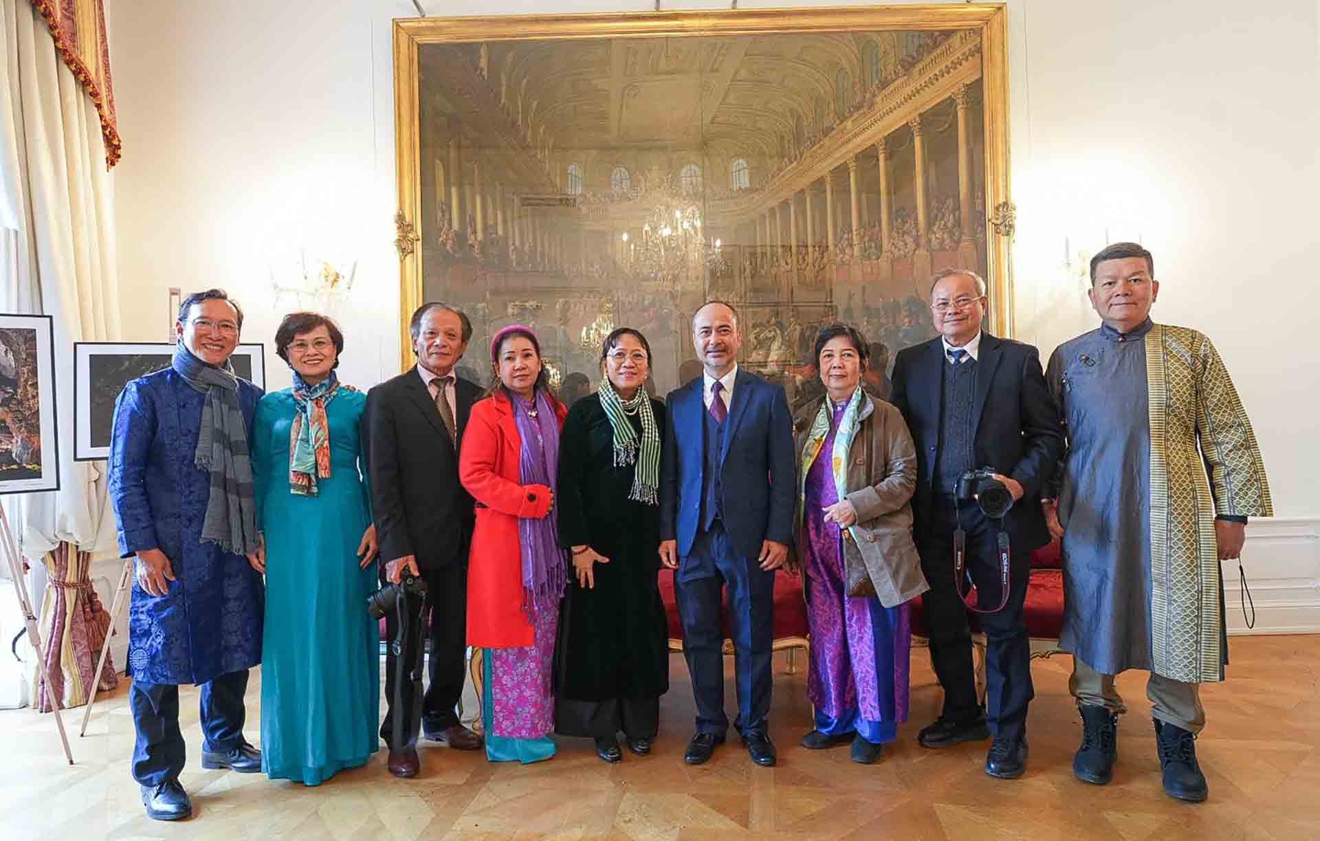 Đại sứ Nguyễn Trung Kiên và các nghệ sĩ nhiếp ảnh.