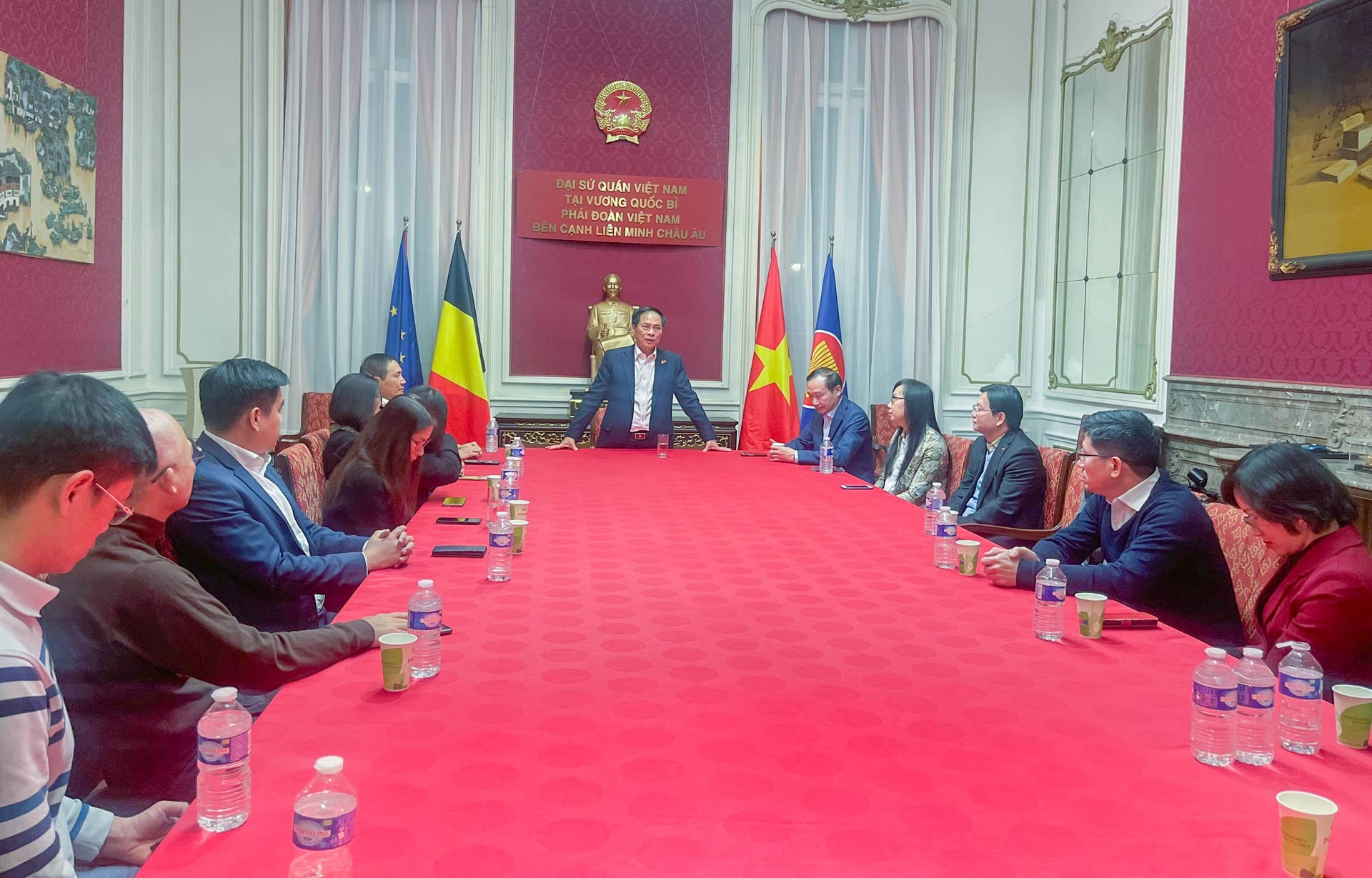 Bộ-trưởng-làm-việc-với-ĐSQ-Việt-Nam-tại-Bỉ