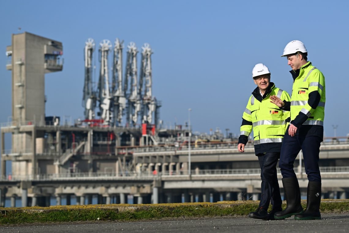 Thủ tướng Đức Olaf Scholz (trái) và người đồng cấp Bỉ Alexander De Croo thăm trạm khí đốt Fluxys SA, nhân dịp dự Hội nghị thượng đỉnh năng lượng song phương tại cảng Zeebrugge, Bỉ, ngày 14/2/2023. (Nguồn: Getty)