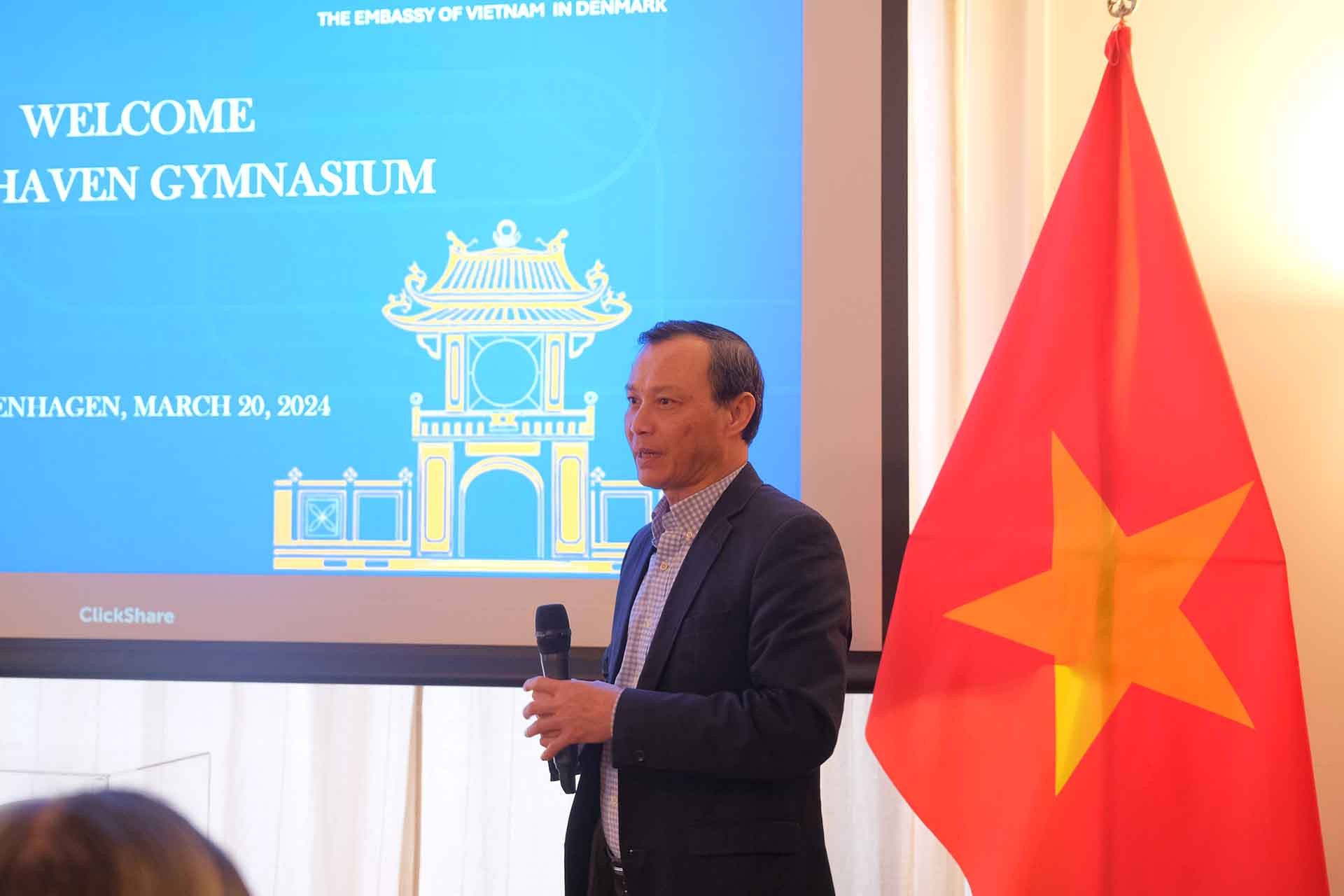 Đại sứ Lương Thanh Nghị giới thiệu về Việt Nam.