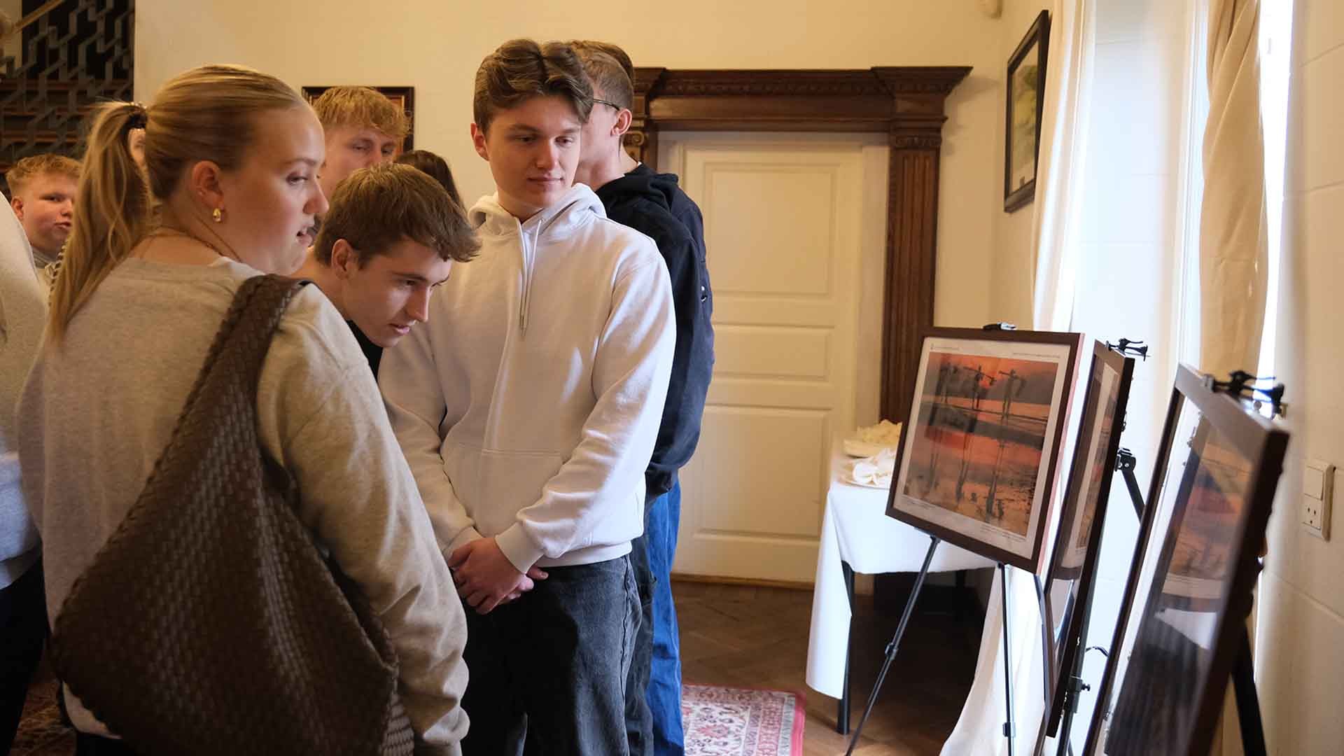 Học sinh trường Trung học Slotshaven (Holbaek, Đan Mạch) xem triển lãm ảnh về Việt Nam.