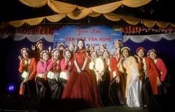 Hòa Minzy và ê kíp biểu diễn đêm nhạc tại hội làng quê nhà Bắc Ninh