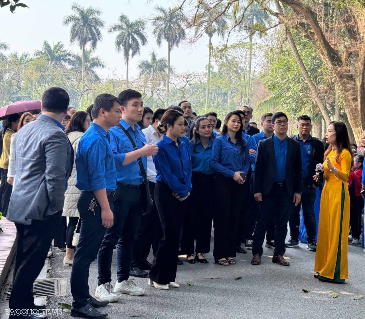 Thanh niên Đoàn khối các cơ quan Trung ương vào Lăng viếng Bác Thanh niên Đoàn khối các cơ quan Trung ương vào Lăng viếng Bác