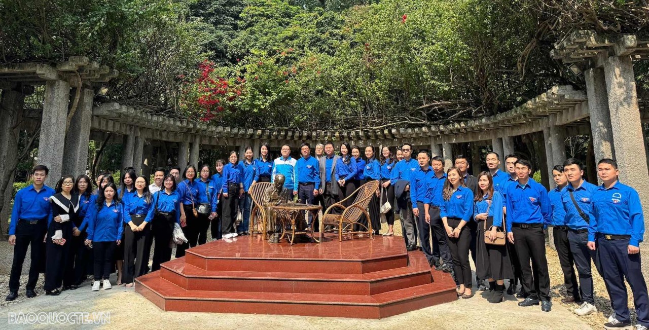 Thanh niên Đoàn khối các cơ quan Trung ương vào Lăng viếng Chủ tịch Hồ Chí Minh Thanh niên Đoàn khối các cơ quan Trung ương vào Lăng viếng Bác