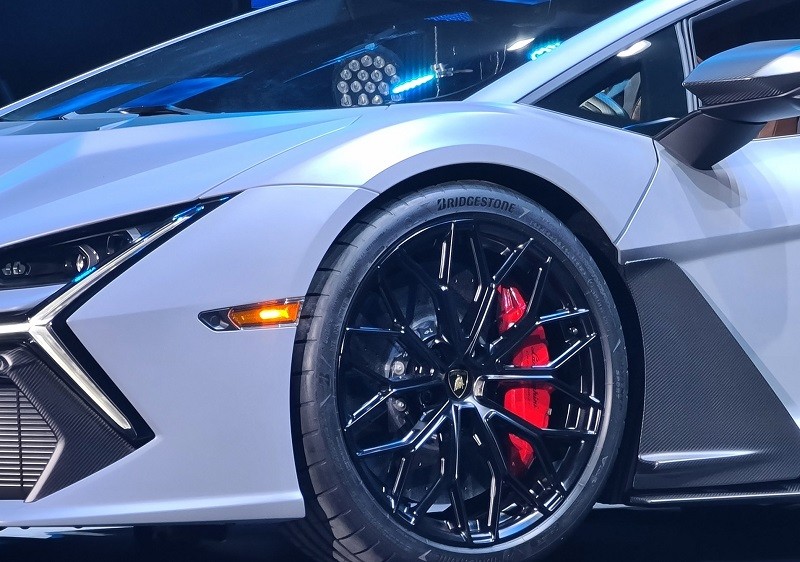 Cận cảnh siêu xe hybrid Lamborghini Revuelto vừa ra mắt tại Việt Nam, giá 44 tỷ đồng