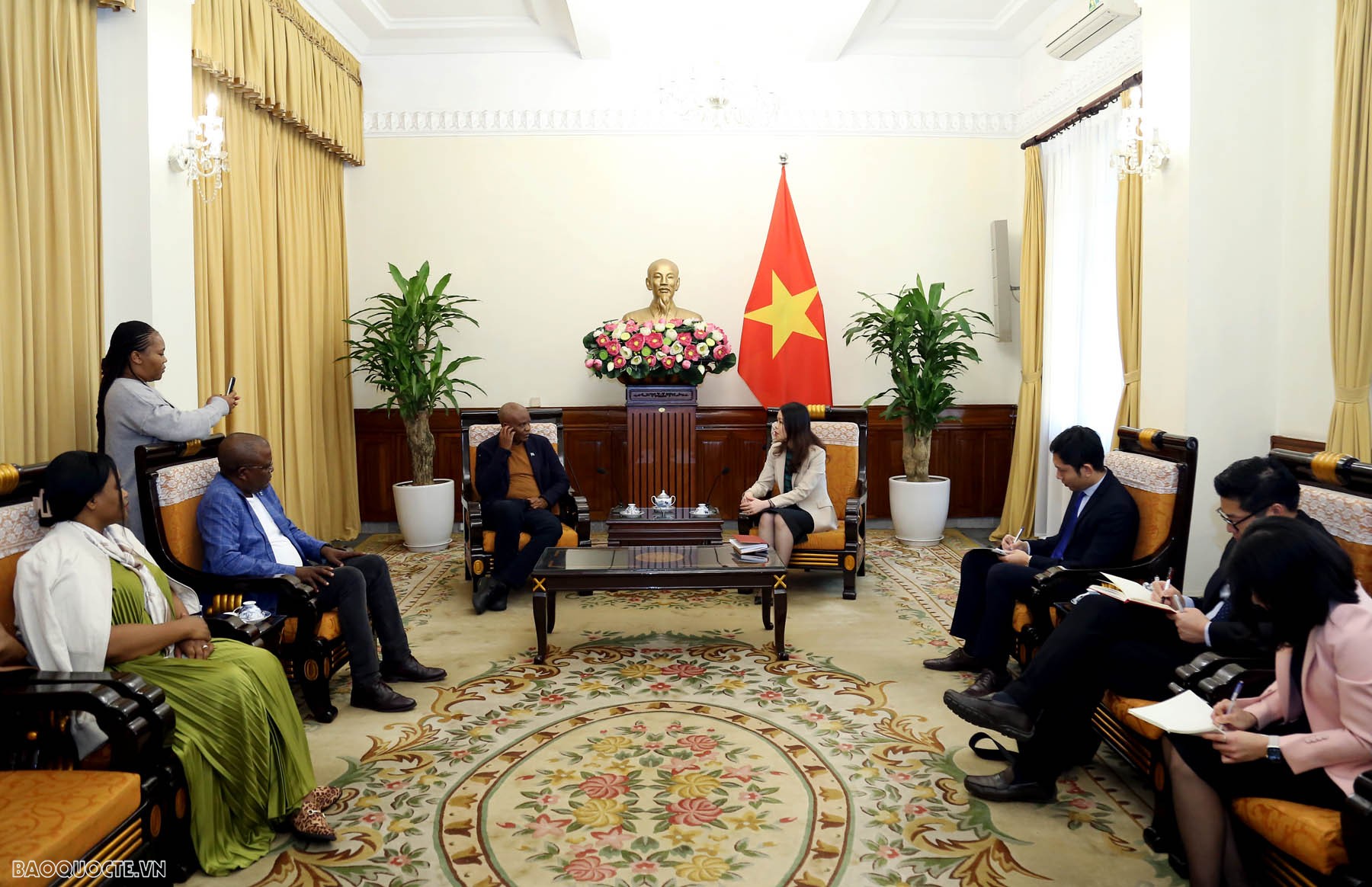 Thứ trưởng Ngoại giao Nguyễn Minh Hằng tiếp Chánh Văn phòng Tổng thống Botswana