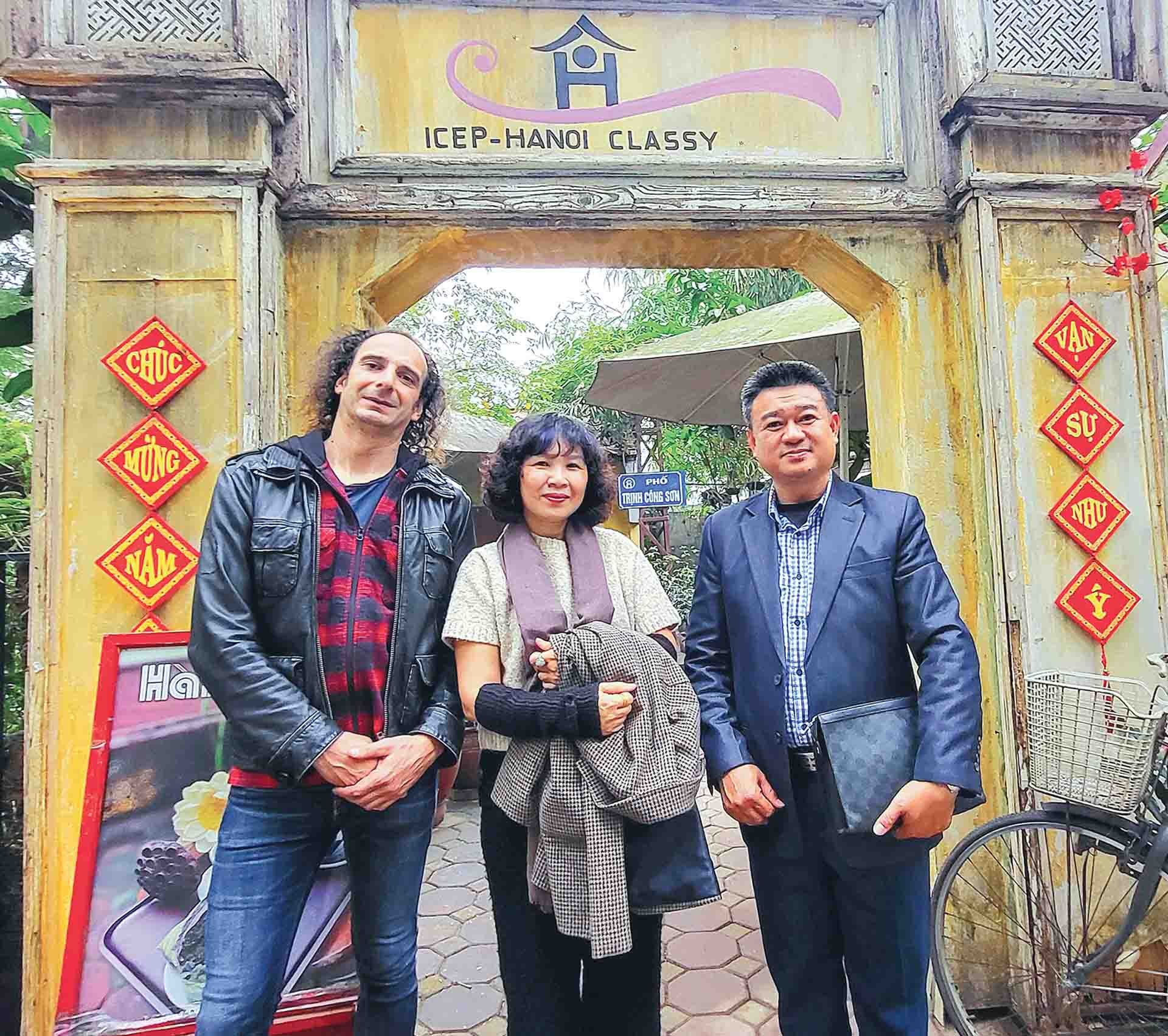 Chị Phan Thu Hằng, anh Lại Thành Nam, Chủ tịch Liên hiệp Khoa học công nghệ xanh và một du khách người Anh tâm đắc với không gian phố cổ. (Ảnh: Minh Hòa) Chị Phan Thu Hằng, anh Lại Thành Nam, Chủ tịch Liên hiệp Khoa học công nghệ xanh và một du khách người Anh tâm đắc với không gian phố cổ. (Ảnh: Minh Hòa)