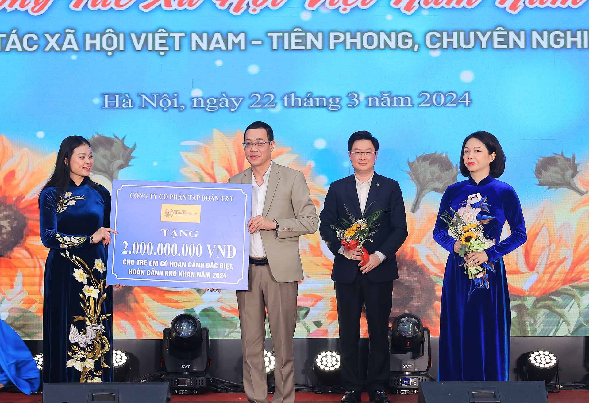 Đại diện Tập đoàn T&T Group trao ủng hộ Trung tâm Công tác xã hội và Quỹ Bảo trợ trẻ em TP Hà Nội 2 tỷ đồnghỗ trợ trẻ em nghèo