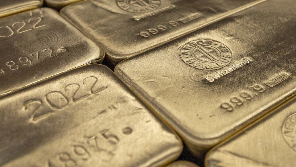 gia vang hom nay 2432024 gia vang sjc mat moc dinh di nguoc chieu the gioi chuyen gia noi xu huong tang co ve met moi