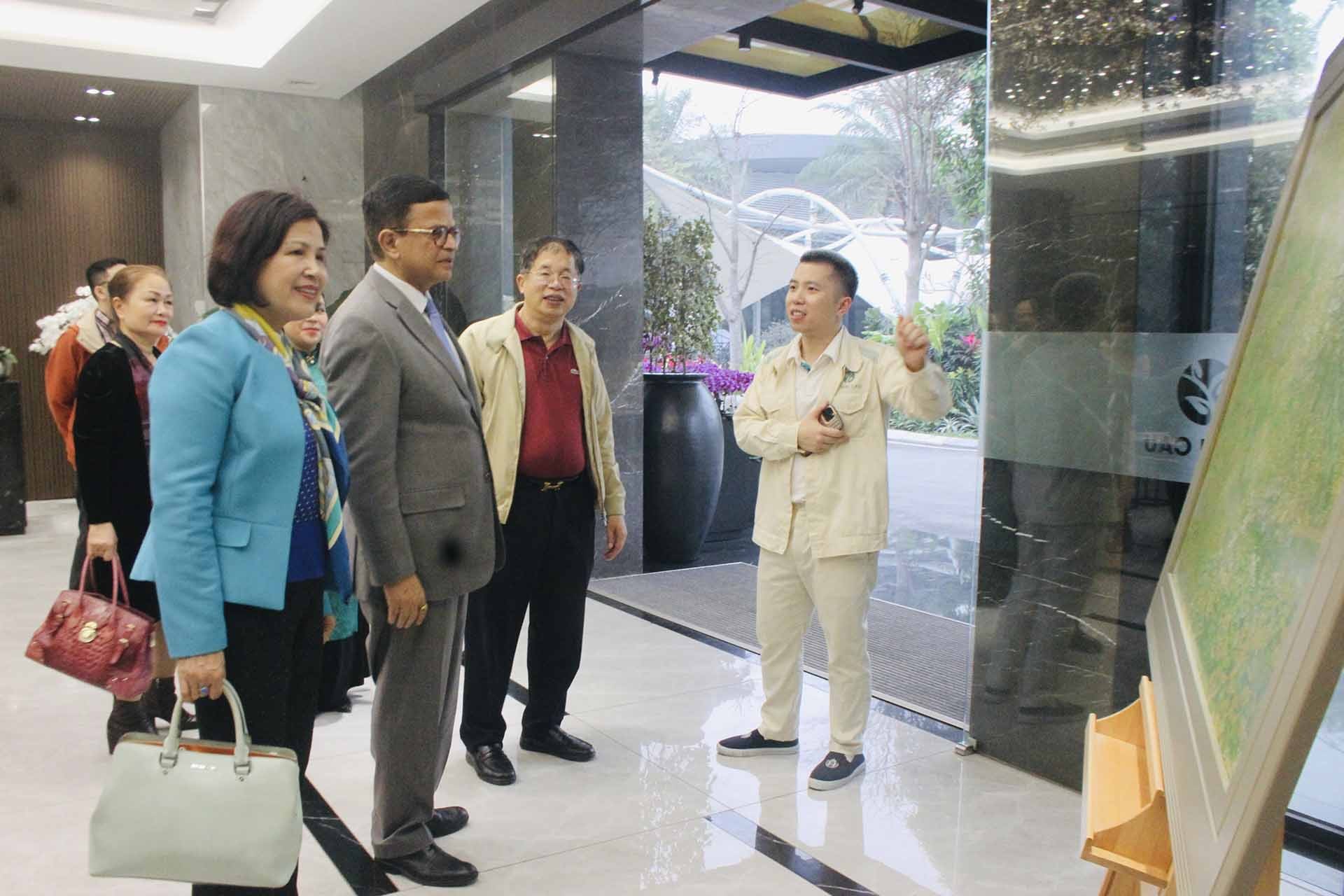 Phái đoàn trò chuyện cùng đội ngũ lãnh đạo công ty