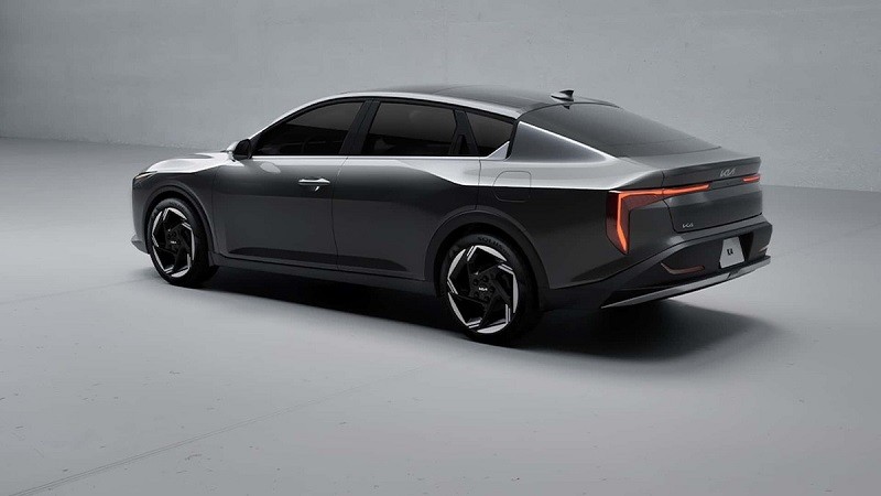 Thiết kế của Kia K4 có nhiều điểm ấn tượng với tỷ lệ thân xe khác lạ, có phần giống Peugeot 408. 