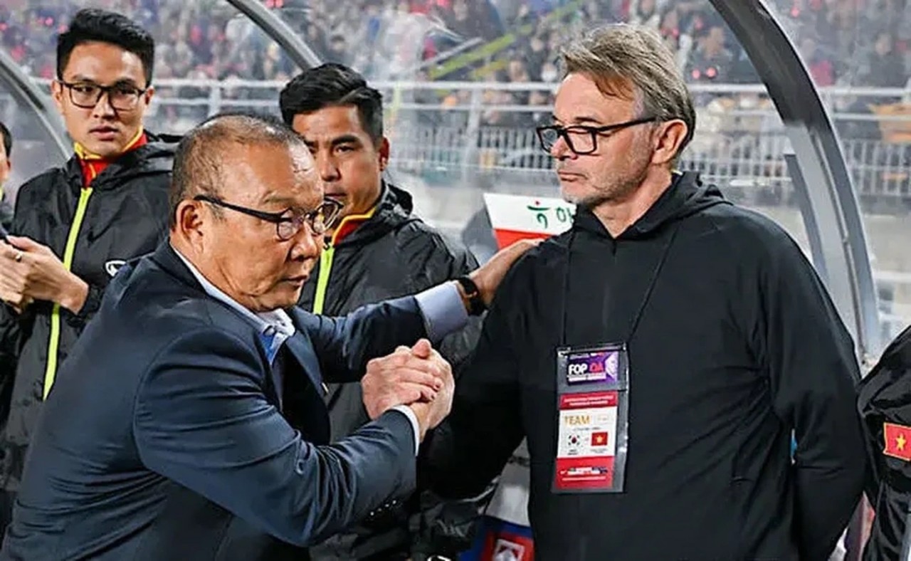 Báo Indonesia so sánh HLV Troussier và HLV Park Hang Seo