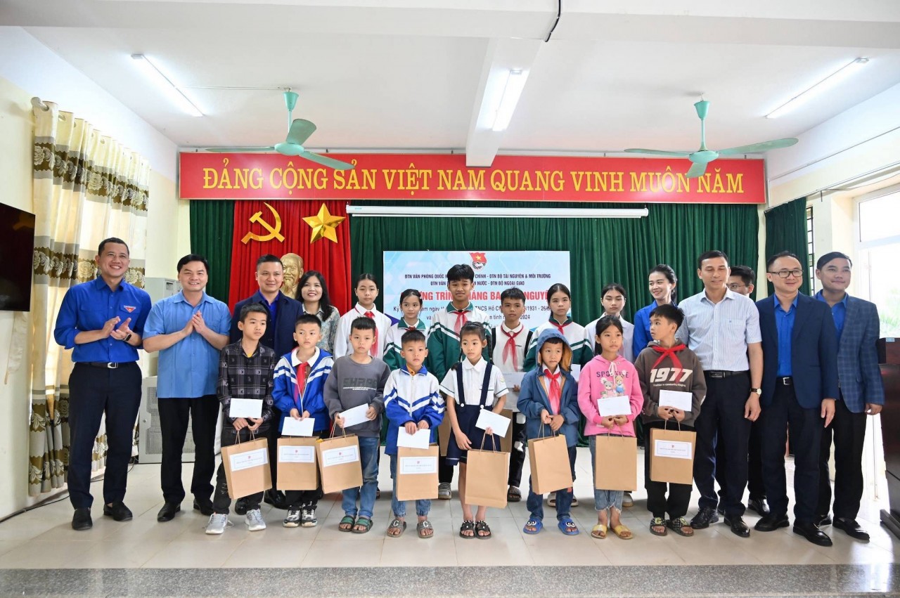 Thanh niên Bộ Ngoại giao tham gia chương trình tình nguyện tại Hoà Bình