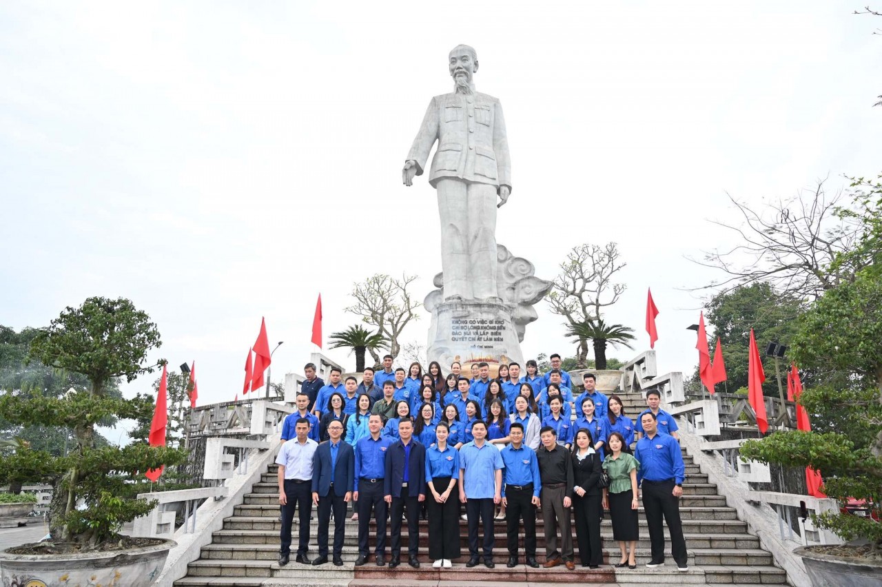 Thanh niên Bộ Ngoại giao tham gia chương trình tình nguyện tại Hoà Bình