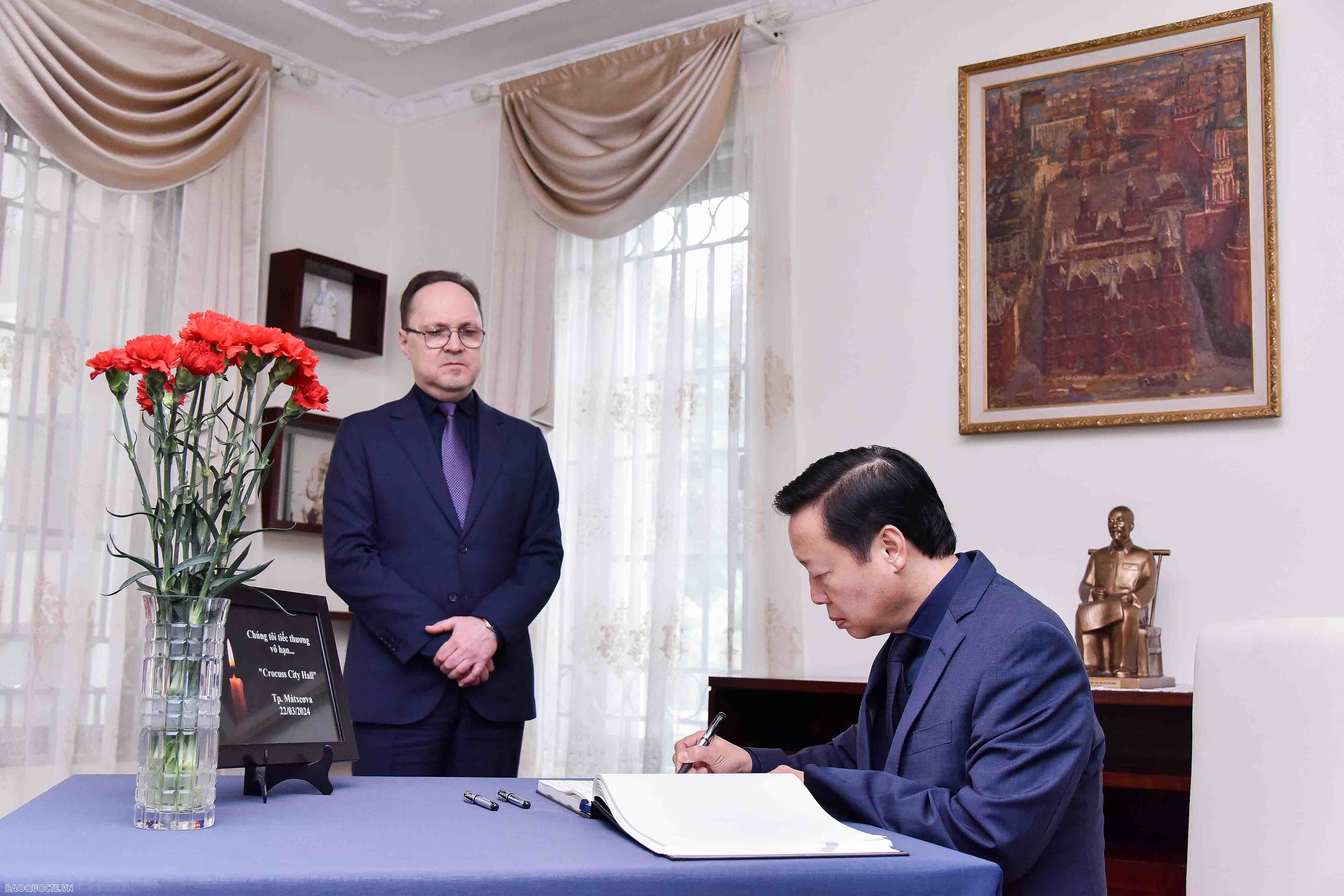 Phó Thủ tướng Trần Hồng Hà ghi sổ tang tưởng niệm các nạn nhân trong vụ khủng bố ở Nga