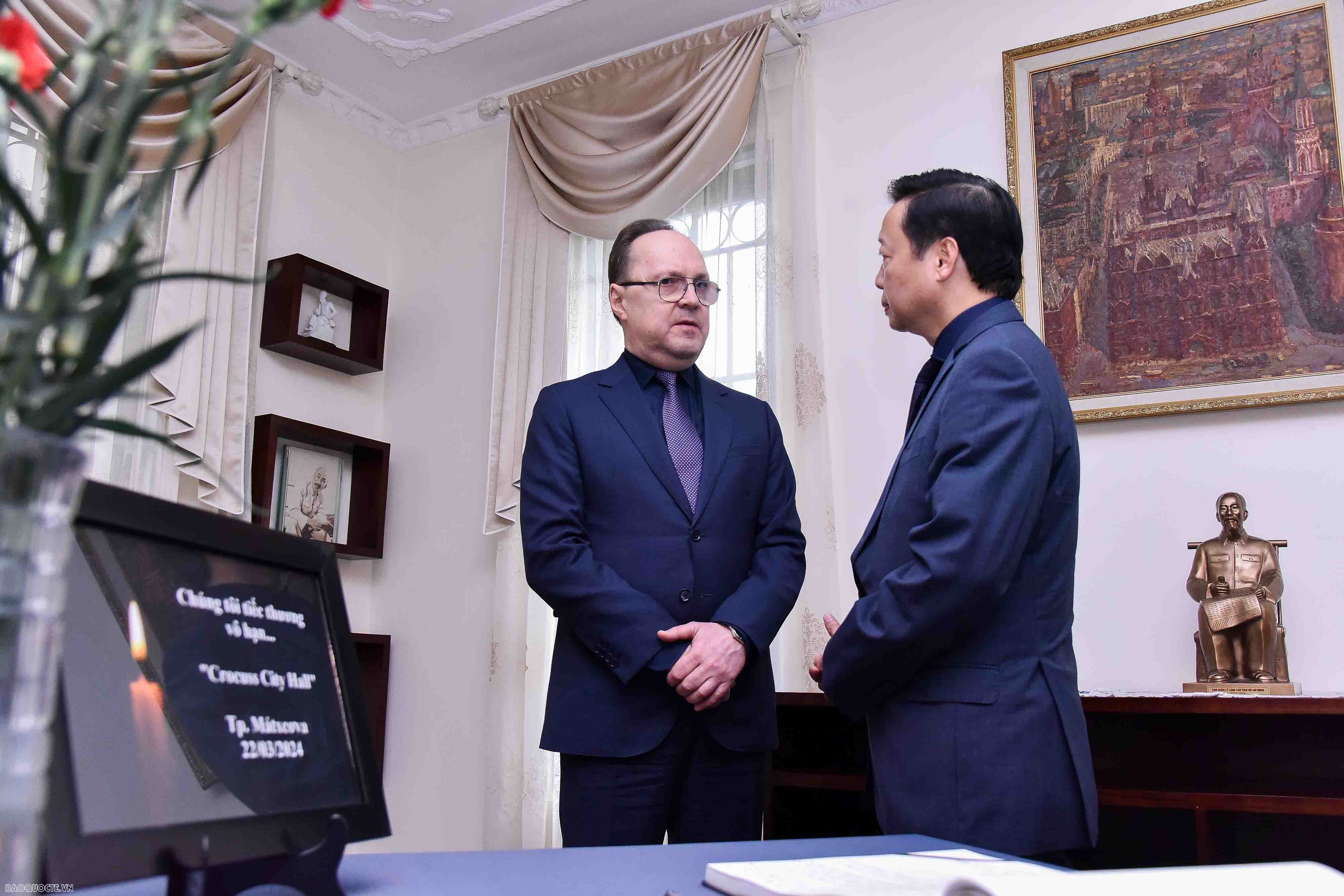 Phó Thủ tướng Trần Hồng Hà ghi sổ tang tưởng niệm các nạn nhân trong vụ khủng bố ở Nga