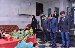 Phó Thủ tướng Trần Hồng Hà ghi sổ tang tưởng niệm các nạn nhân trong vụ khủng bố ở Nga