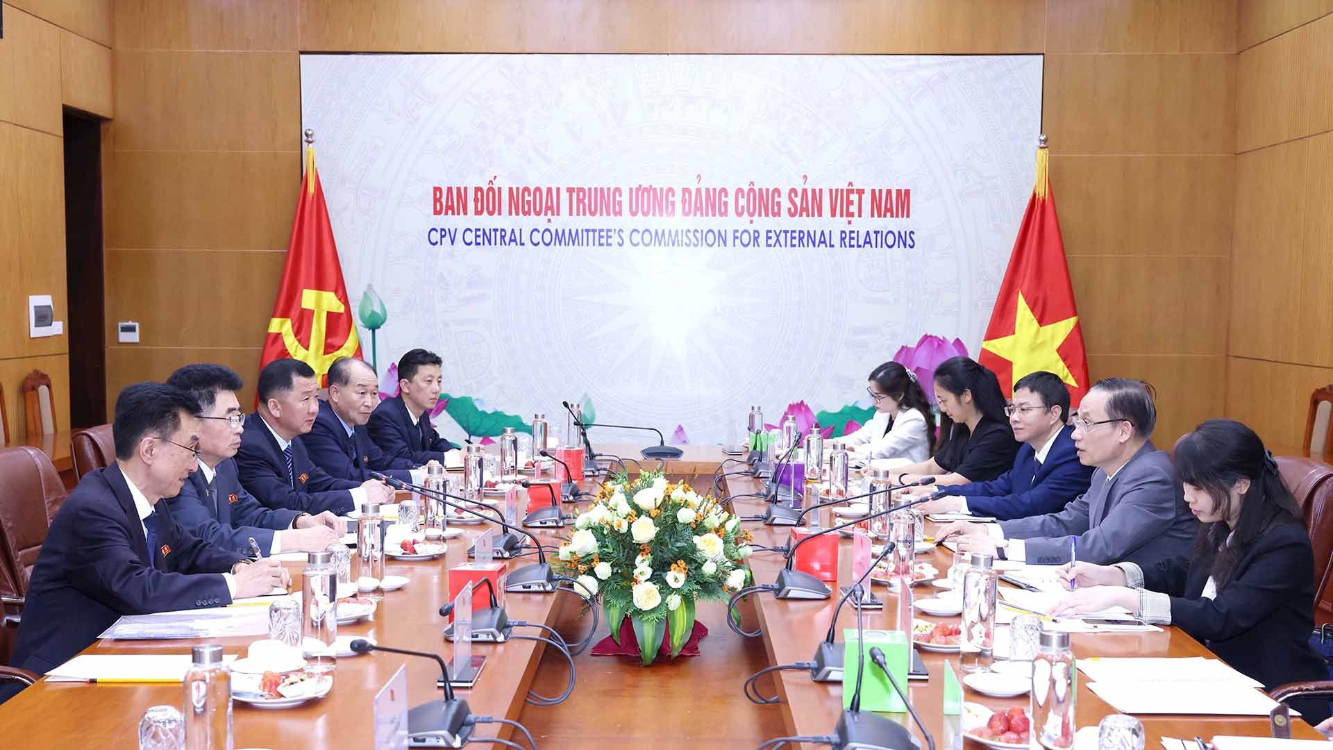Trưởng ban Đối ngoại Trung ương hội đàm với Trưởng ban Quốc tế Đảng Lao động Triều Tiên