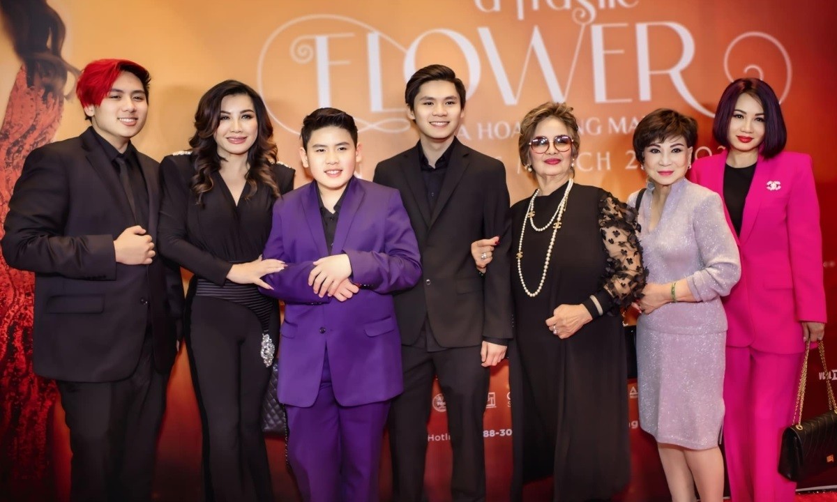 Nữ ca sĩ xúc động khi bà nội (thứ 3 từ phải qua) và bà ngoại (thứ hai từ phải qua) của các con cùng có mặt. Trizzie Phương Trinh và Bằng Kiều chia tay đã lâu nhưng hai gia đình giữ quan hệ gắn bó, thường tụ họp ăn uống. Mẹ Bằng Kiều từng cho biết, bà thương Trizzie Phương Trinh.