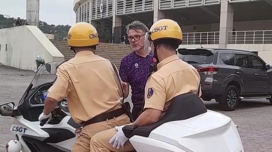 hlv troussier tang 2 canh sat giao thong ve moi xem tran dau doi tuyen viet nam va indonesia