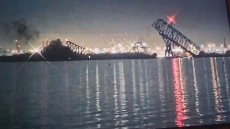 Mỹ: Tàu hàng đâm sập cầu, ít nhất 7 người rơi xuống sông. (9news)