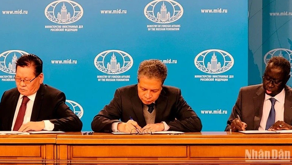 Đại sứ Đặng Minh Khôi viếng và ghi sổ tang chia buồn tại Bộ Ngoại giao Nga