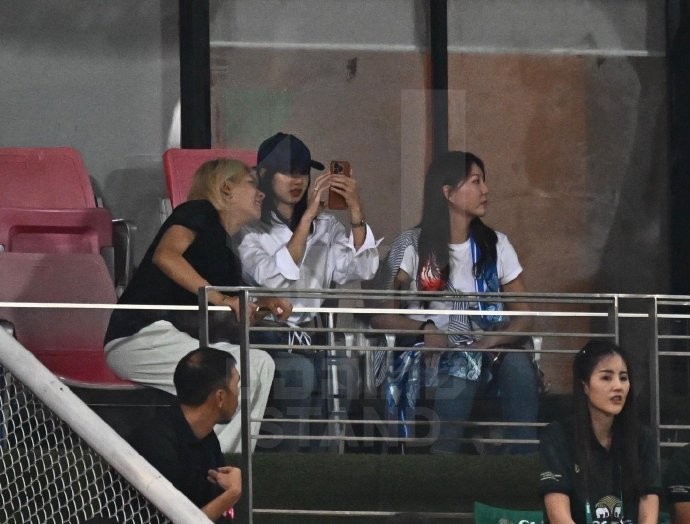 Hình ảnh Lisa BlackPink trên khán đài xem trận bóng đá Thái Lan và Hàn Quốc Hình ảnh Lisa BlackPink trên khán đài xem trận bóng đá Thái Lan và Hàn Quốc