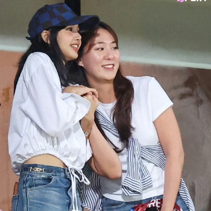 Hình ảnh Lisa BlackPink trên khán đài xem trận bóng đá Thái Lan và Hàn Quốc Hình ảnh Lisa BlackPink trên khán đài xem trận bóng đá Thái Lan và Hàn Quốc