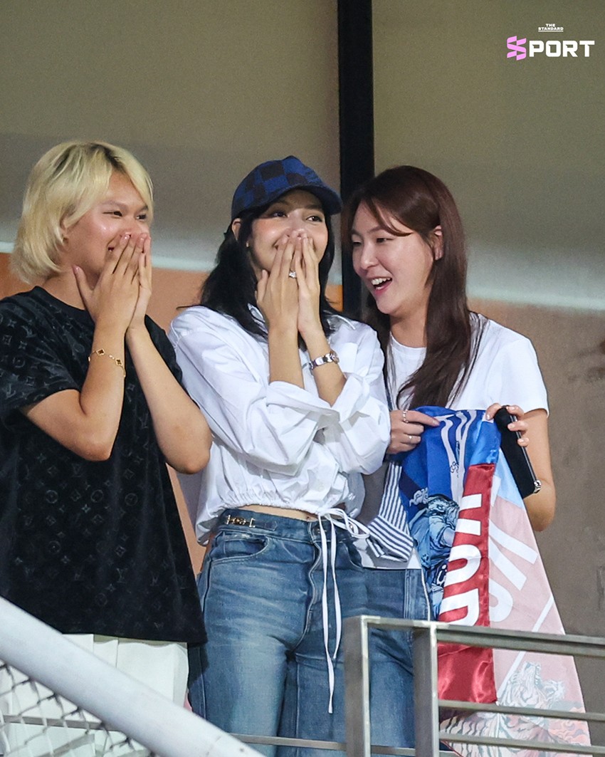 Hình ảnh Lisa BlackPink trên khán đài xem trận bóng đá Thái Lan và Hàn Quốc Hình ảnh Lisa BlackPink trên khán đài xem trận bóng đá Thái Lan và Hàn Quốc