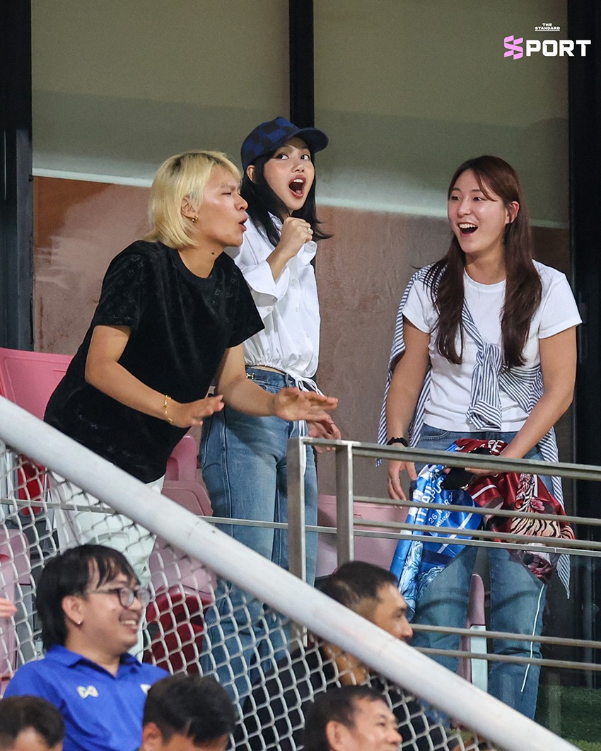 Hình ảnh Lisa BlackPink trên khán đài xem trận bóng đá Thái Lan và Hàn Quốc Hình ảnh Lisa BlackPink trên khán đài xem trận bóng đá Thái Lan và Hàn Quốc