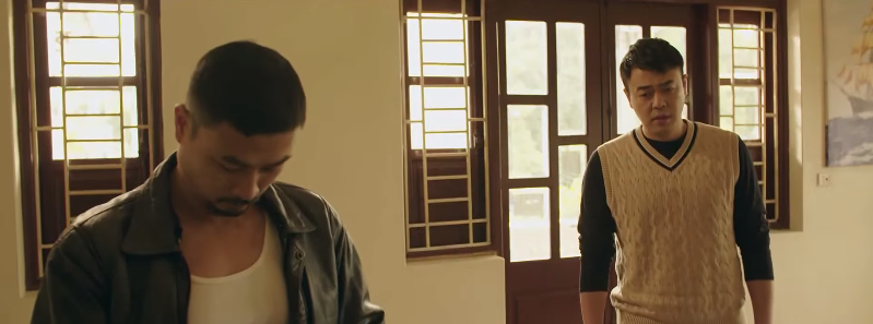 Phim Người một nhà tập 2: Trí giấu mặt khi gặp người quen trong quán nhậu