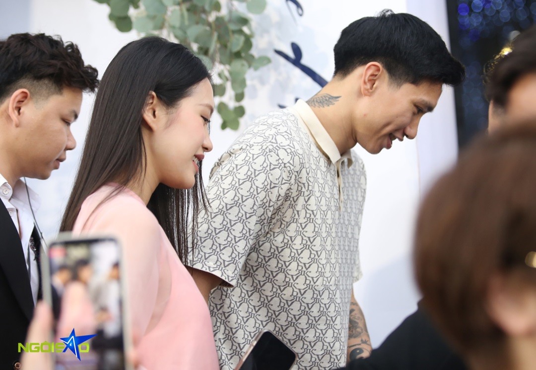 Văn Hậu tay trong tay bà xã Doãn Hải My tới dự đám cưới Quang Hải ở Đông Anh, Hà Nội. Trước đó, cặp trai tài gái sắc thông báo tin mừng tới bạn bè và người hâm mộ chuẩn bị  đón con đầu lòng.