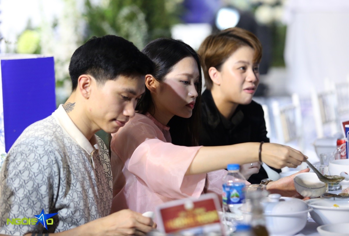 Hình ảnh Đoàn Văn Hậu, Doãn Hải My vui mừng gặp lại HLV Park Hang Seo trong đám cưới Quang Hải