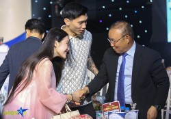 Hình ảnh Đoàn Văn Hậu, Doãn Hải My vui mừng gặp lại HLV Park Hang Seo trong đám cưới Quang Hải