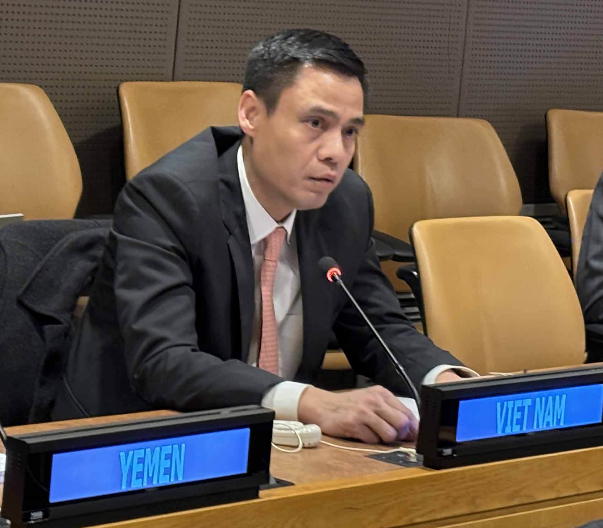 Đại sứ Đặng Hoàng Giang phát biểu tại cuộc họp.