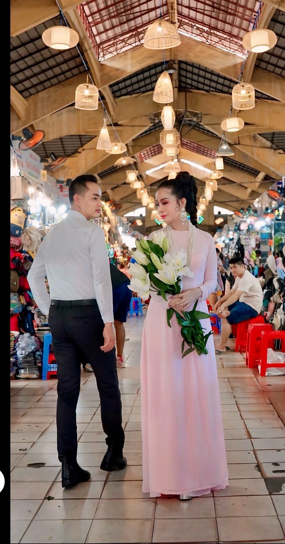 Hoa hậu Thanh Hằng duyên dáng trong áo dài 4 tà của NTK Tiến Trần