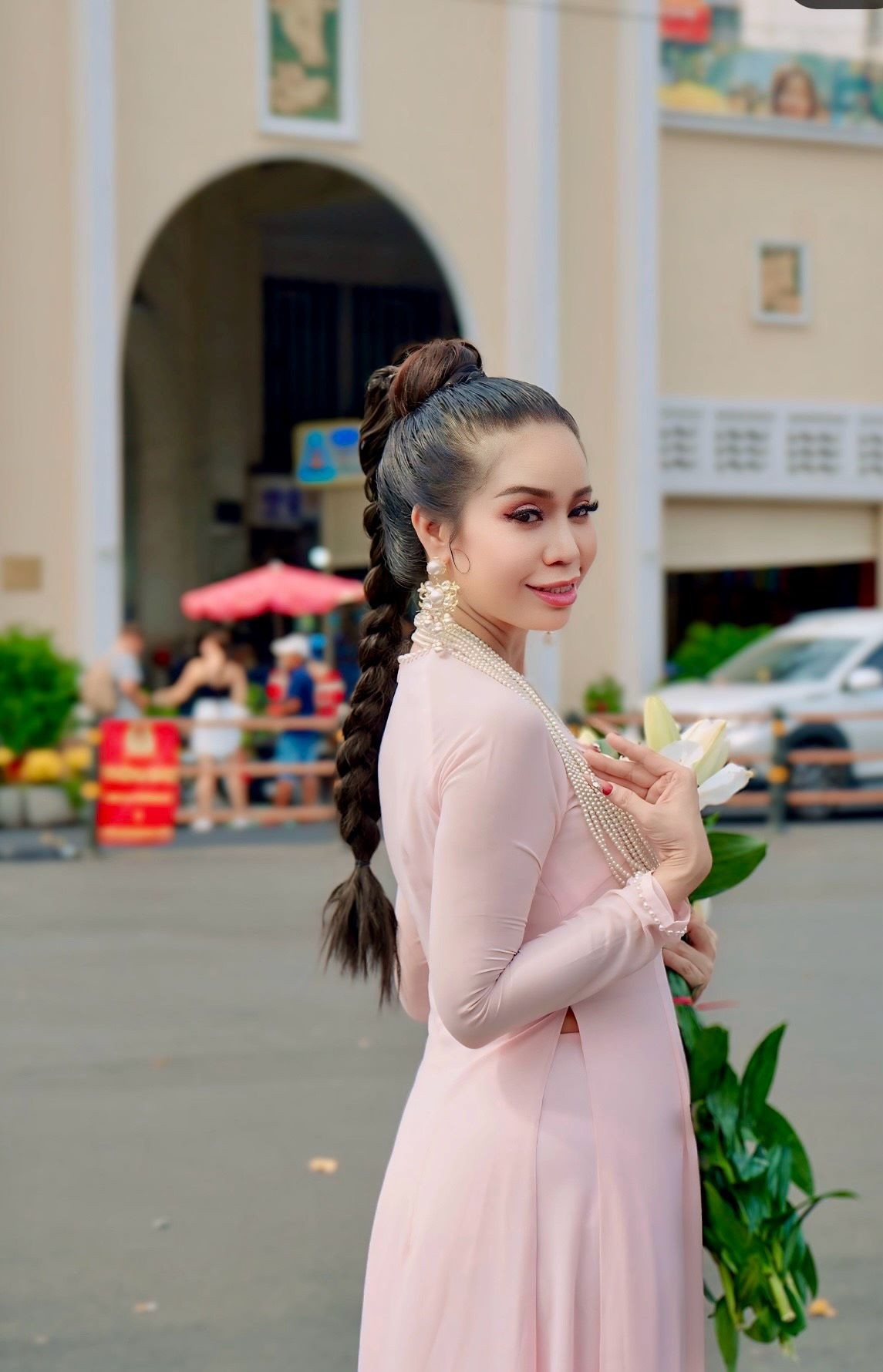 Hoa hậu Thanh Hằng duyên dáng trong áo dài 4 tà của NTK Tiến Trần