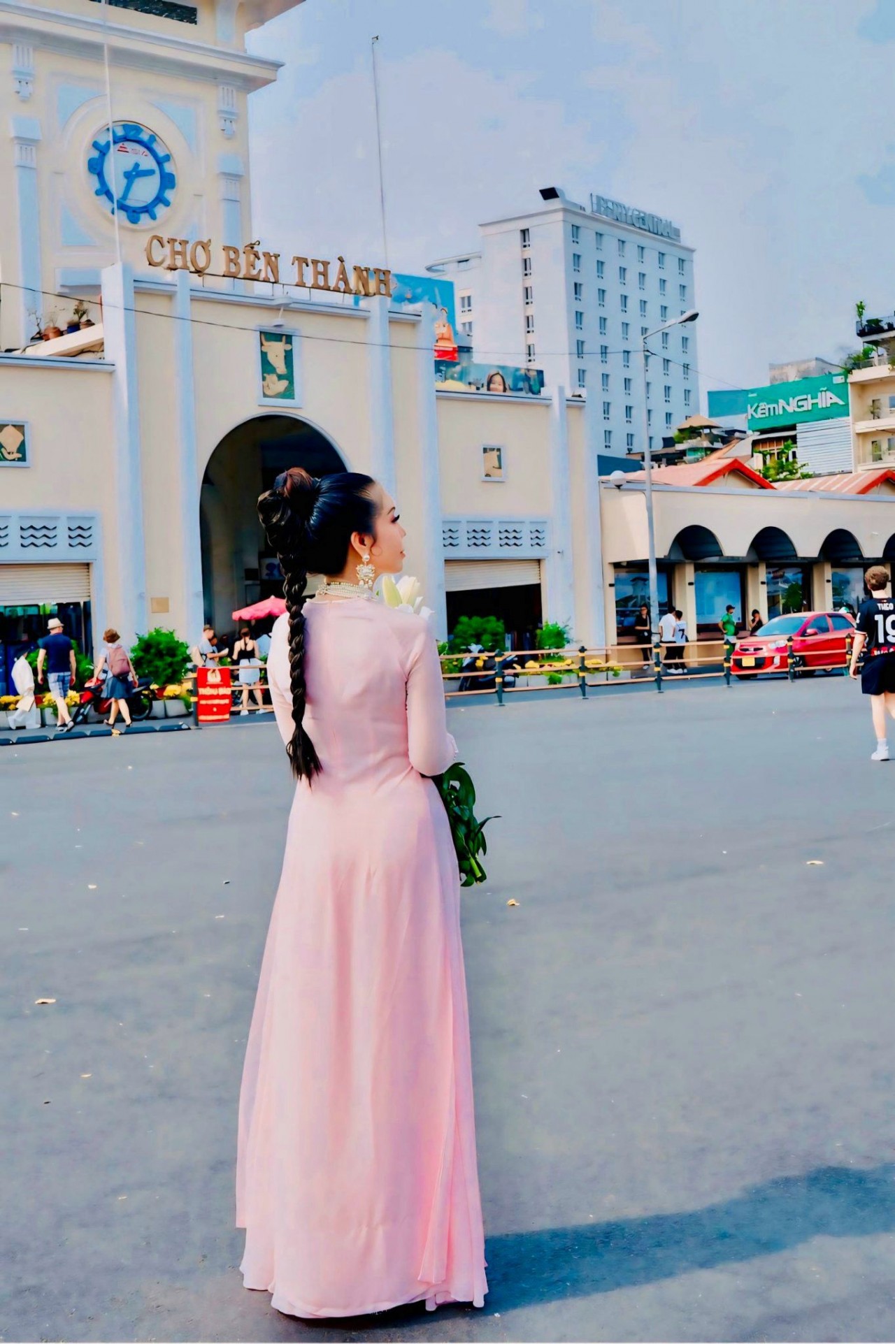 Hoa hậu Thanh Hằng duyên dáng trong áo dài 4 tà của NTK Tiến Trần