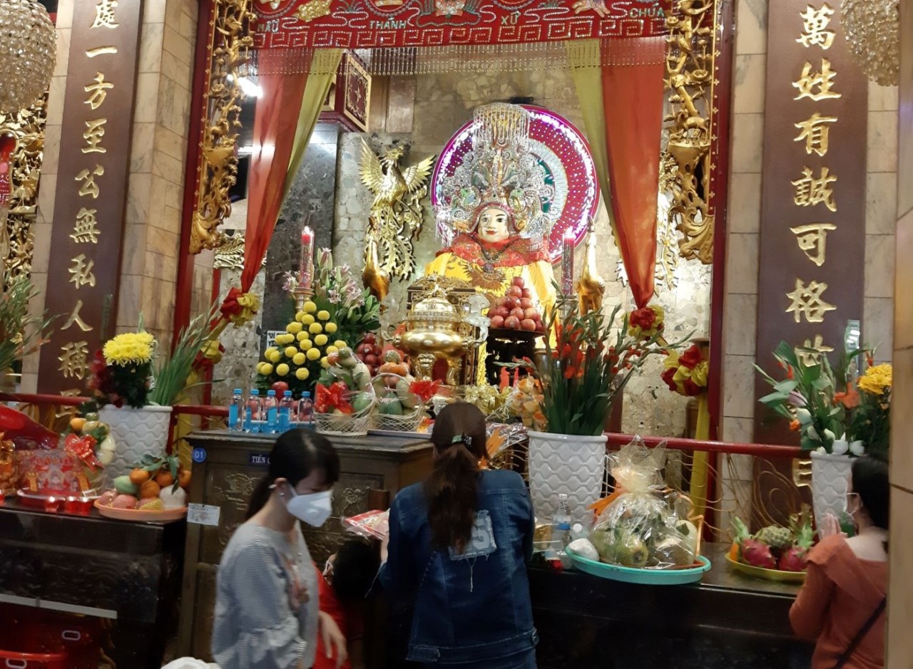 Tượng Bà Chúa Xứ núi Sam trong chính điện. (Ảnh: Phương Nghi) Tượng Bà Chúa Xứ núi Sam trong chính điện. (Ảnh: Phương Nghi)